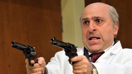 Omid Djalili spielt Dr. Rance in dem Stück „What the Butler Saw“ im Vaudeville Theater in London 2012. 