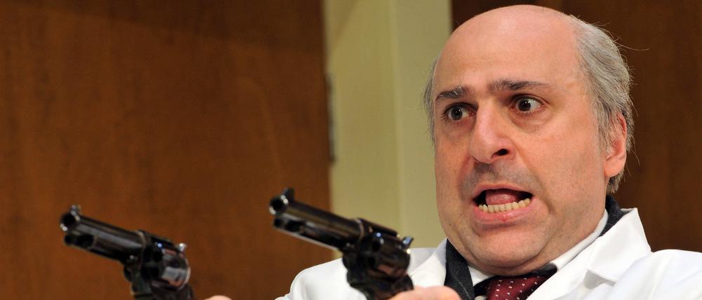 Omid Djalili spielt Dr. Rance in dem Stück „What the Butler Saw“ im Vaudeville Theater in London 2012.