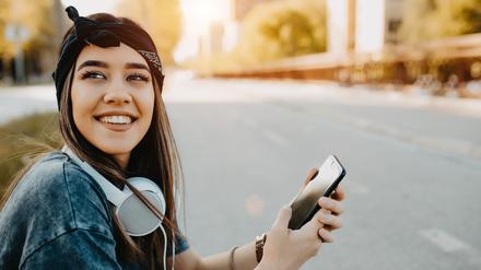 Eine junge Frau hat ihr Smartphone in der Hand. Darüber könnte sie mit Jobflow in wenigen Klicks einen Ausbildungsplatz finden. 