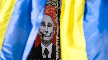 Riga im Mai 2022: Am Gebäude des Pauls-Stradins-Museums für Medizingeschichte erschien ein stilisiertes Plakat des russischen Präsidenten Wladimir Putin. 