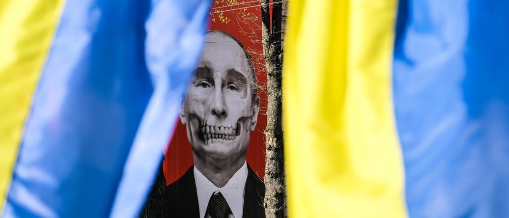 Riga im Mai 2022: Am Gebäude des Pauls-Stradins-Museums für Medizingeschichte erschien ein stilisiertes Plakat des russischen Präsidenten Wladimir Putin.