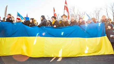 Zusammen gegen Putin: Protestmarsch in der lettischen Hauptstadt Riga nach dem Einmarsch russischer Truppen im März 2022. 