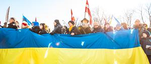 Zusammen gegen Putin: Protestmarsch in der lettischen Hauptstadt Riga nach dem Einmarsch russischer Truppen im März 2022. 