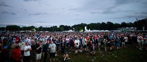 Gelsenkirchen. England-Fans gucken auf den Bildschirm beim Public Viewing auf der Trabrennbahn. 