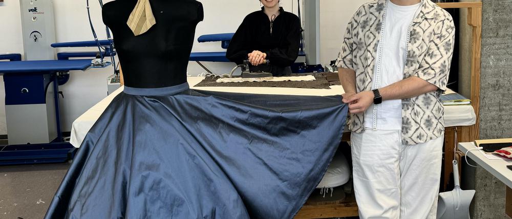 Muhammet Tunç und Elena Abril-Romero sind Auszubildende zu Maßschneidern in der Stiftung Oper Berlin.