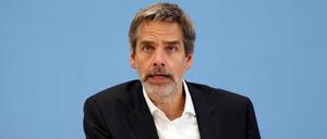 Regierungssprecher Steffen Hebestreit erklärt, es gebe keine Pläne, Ukraine-Flüchtlingen künftig nur Leistungen für Asylbewerber zukommen zu lassen.