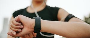 Viele Menschen nutzen Smartwatches und Fitnesstracker, um ihre körperliche Aktivität zu verfolgen.