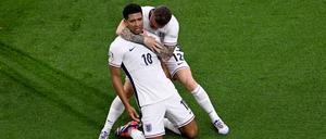 Kieran Trippier (r.) herzt Jude Bellingham nach dessen Führungs- und Siegtreffer.