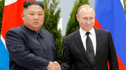 Russlands Präsident Wladimir Putin (r) will nach Angaben aus dem Kreml in das international isolierte Nordkorea reisen. Er trifft dort Kim Jong Un, wie schon hier 2019.