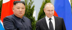 Russlands Präsident Wladimir Putin (r) will nach Angaben aus dem Kreml in das international isolierte Nordkorea reisen. Er trifft dort Kim Jong Un, wie schon hier 2019.
