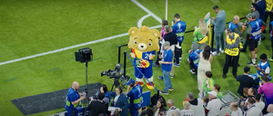 Der Youtuber Marvin Wildhage als Maskottchen „Albärt“ in der Allianzarena in München.