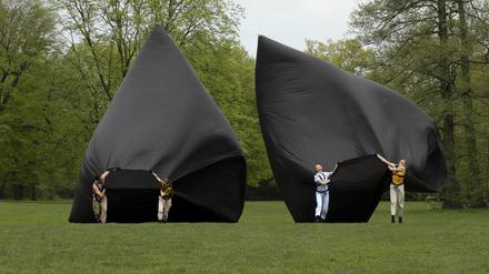 Outdoor-Performance „Greyline“ von Renae Shadler im Park am Gleisdreieck. 