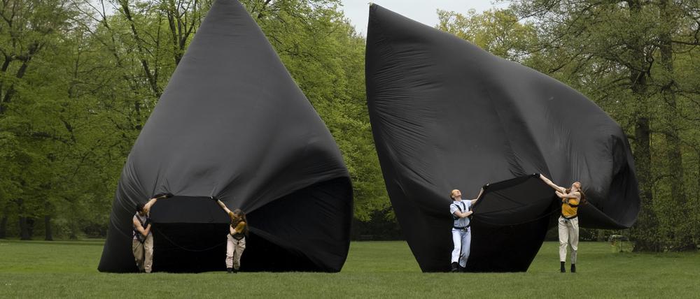 Outdoor-Performance „Greyline“ von Renae Shadler im Park am Gleisdreieck. 