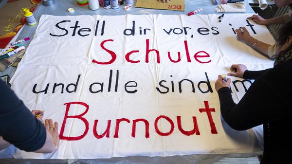 Auch mit dem Hinweis auf die Burnout-Gefahr wurde seit 2021 für kleinere Klassen gestreikt.