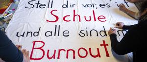 In Brandenburg klagten viele Lehrkräfte über Überlastung. Ab dem kommenden Schuljahr soll das Arbeitsleben für sie etwas stressfreier werden. 