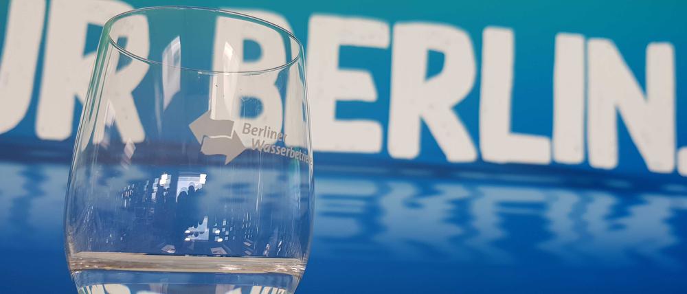 Bilanz-Pressekonferenz der Berliner Wasserbetriebe: Das Glas ist knapp halb voll.