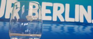 Bilanz-Pressekonferenz der Berliner Wasserbetriebe: Das Glas ist knapp halb voll.