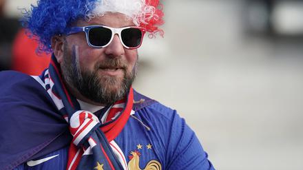 Ein Frankreich-Fan mit blau-weiß-roter Perücke, Sonnenbrille und Trikot der „Bleus“ bei einem Freundschaftsspiel gegen Luxemburg Anfang Juni.
