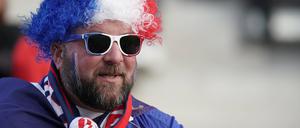 Ein Frankreich-Fan mit blau-weiß-roter Perücke, Sonnenbrille und Trikot der „Bleus“ bei einem Freundschaftsspiel gegen Luxemburg Anfang Juni.