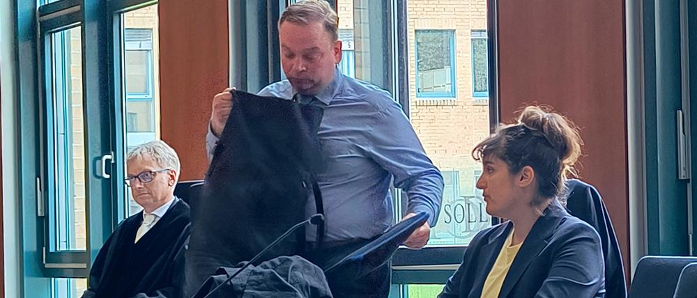 Marie Kollenrott (Bündnis 90/Die Grünen, r), Landtagsabgeordnete in Niedersachsen, sitzt neben ihrem Verteidiger (M, Name nicht bekannt) und Oberstaatsanwalt Andreas Buick (l) im Amtsgericht