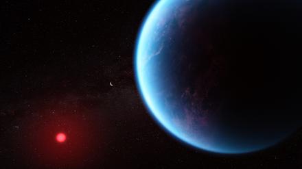 Der Exoplanet K2-18 b (blau) hat fast die zehnfache Masse der Erde und umrundet einen Zwergstern (rot) innerhalb der bewohnbaren Zone.