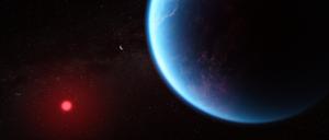 Der Exoplanet K2-18 b (blau) hat fast die zehnfache Masse der Erde und umrundet einen Zwergstern (rot) innerhalb der bewohnbaren Zone.
