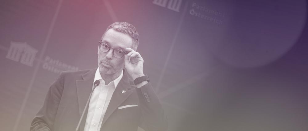 FPÖ-Bundesparteichef Herbert Kickl gibt ein Statement im Parlament ab.