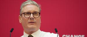 Der Vorsitzende der britischen Labour-Partei, Sir Keir Starmer, spricht auf der Bühne bei der Vorstellung des Wahlprogramms der Labour-Partei für die Parlamentswahlen 2024. Die Wahl findet am 4. Juli statt. 