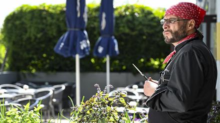 Marcus Kümmel, einst Küchenchef im veganen Restaurant Kopps in Berlin-Mitte, erntet vor seinem Restaurant „Bollenpiepe“ in einer Laubenkolonie im Pankower Ortsteil Rosenthal frische Kräuter. Hier zaubert er aus meist pflanzlichen Zutaten exzellente Kreationen, die liebevoll angerichtet sind. Die Zutaten für sein Essen kommen zum Teil direkt aus den Gärten. Vor fast einem Jahr hat er sein Lokal eröffnet.