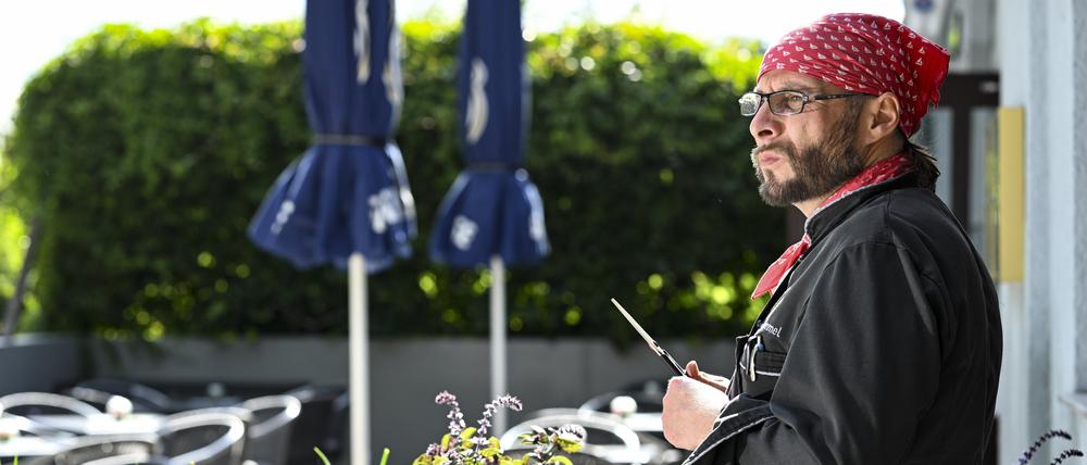 Marcus Kümmel, einst Küchenchef im veganen Restaurant Kopps in Berlin-Mitte, erntet vor seinem Restaurant „Bollenpiepe“ in einer Laubenkolonie im Pankower Ortsteil Rosenthal frische Kräuter. Hier zaubert er aus meist pflanzlichen Zutaten exzellente Kreationen, die liebevoll angerichtet sind. Die Zutaten für sein Essen kommen zum Teil direkt aus den Gärten. Vor fast einem Jahr hat er sein Lokal eröffnet.