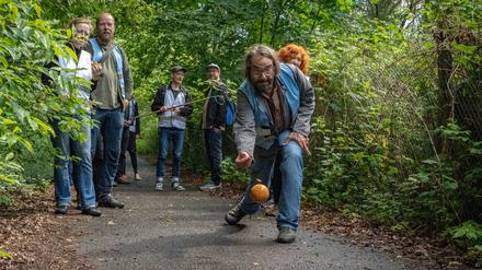 Eine Freundesgruppe trifft sich zum Boßeln auf dem Mauerweg.