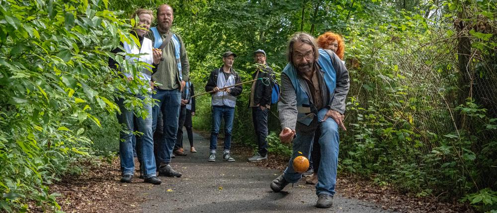Eine Freundesgruppe trifft sich zum Boßeln auf dem Mauerweg.