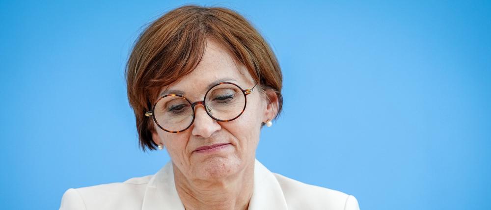 Bettina Stark-Watzinger (FDP), Bundesministerin für Bildung und Forschung, stellt den nationalen Bildungsbericht «Bildung in Deutschland 2024» vor. Befragt wurde sie auch nach der Entlassung einer Staatssekretärin.