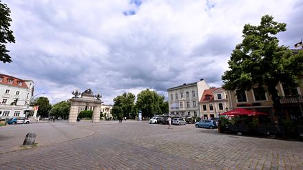 Kahl und unbelebt: Der Platz am Jägertor soll künftig grüner und attraktiver werden.