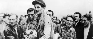 Ein während des Aufstands getöteter Berliner wird fortgetragen. Nach Streiks in Ost-Berlin kam es am 17. Juni 1953 zum Volksaufstand in der DDR.