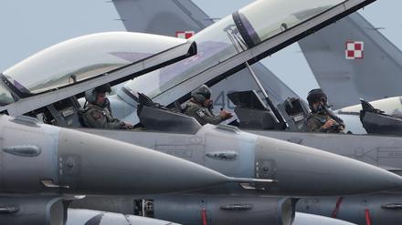 F-16 Kampfjets am Boden.