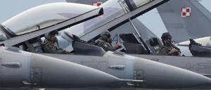 F-16 Kampfjets am Boden.