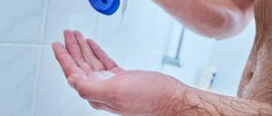 Ein Mann steht in der Duschwanne eines Badezimmers und nimmt sich Duschgel aus einer Tube, im Hintergrund liegt ein Seifenstück auf dem Wannenrand. (gestellte Szene) Ist das Duschgel wirklich klimaneutral, oder hat der Hersteller bei der Werbung ein Auge zugedrückt? Um Verbrauchern zuverlässige Informationen zu bieten, will die EU-Kommission neue Regeln für «grüne» Werbung vorlegen - und damit auch Unternehmen schützen.