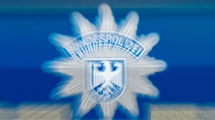 Das Logo der Bundespolizei auf einem Einsatzwagen.