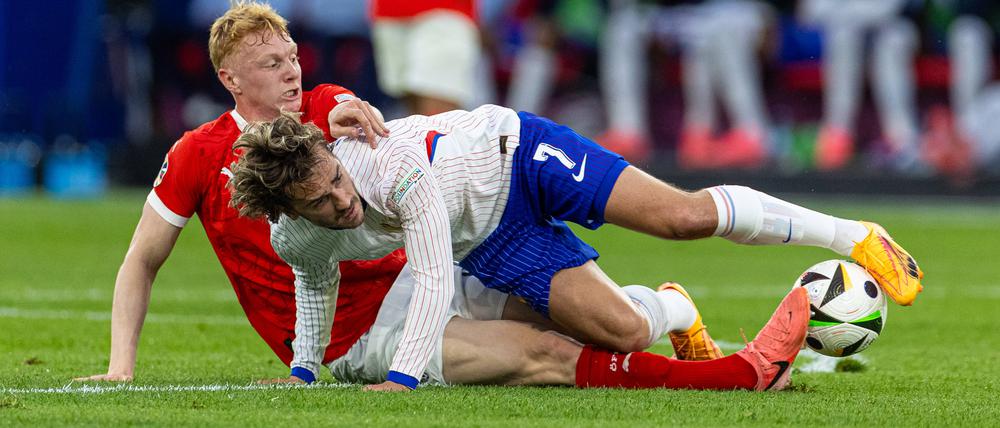 Intensive Angelegenheit. Der Österreicher Nicolas Seiwald (links) im Duell mit Antoine Griezmann.