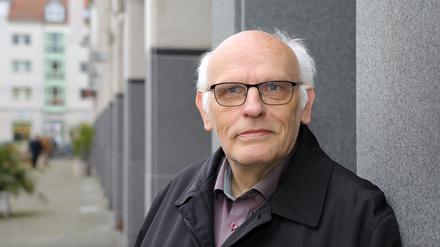 Klaus Büstrin leitete 20 Jahre das Feuilleton der Potsdamer Neuesten Nachrichten. Seit 2009 schreibt er freiberuflich für „die Zeitung“, wie er seine publizistische Heimat nennt.