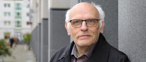 Klaus Büstrin leitete 20 Jahre das Feuilleton der Potsdamer Neuesten Nachrichten. Seit 2009 schreibt er freiberuflich für „die Zeitung“, wie er seine publizistische Heimat nennt.