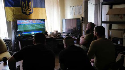 Fußball-EM an der Front: Kommandant Kurt und seine Kameraden schauen das Spiel der Ukraine gegen Rumänien.