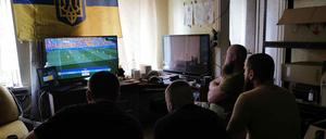 Fußball-EM an der Front: Kommandant Kurt und seine Kameraden schauen das Spiel der Ukraine gegen Rumänien.