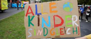 Großdemonstration UNTEILBAR FÜR EINE SOLIDARISCHE UND GERECHTE GESELLSCHAFT - Mehrere tausend Menschen protestieren für eine solidarische und gerechte Gesellschaft - Berlin, Deutschland, DEU, GER, 04.09.2021 Die unteilbar-Demonstration startet unter Corona-Bedingungen mit einem Auftaktprogramm auf der Straße des 17. Juni, vor dem Brandenburger Tor, auf der Ebertstraße und der Leipziger Straße bis Höhe der Friedrichstraße. Die Abschlussveranstaltung findet mit einem unteilbar-Bündnisprogramm auf dem Strausberger Platz statt. Zur Demo aufgerufen hat das Bündnis UNTEILBAR, zahlreiche Organisatoren, Verbände und Parteien unterstützen den Aufruf. Angemeldet waren 30.000 Teilnehmer, dem Aufruf gefolgt sind ca. 10.000 Menschen. Dem 