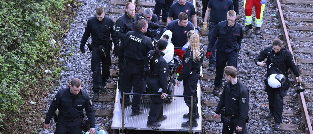 Einsatzkräfte der Polizei und Feuerwehr bergen mithilfe eine Draisine eine schwerbehinderte Aktivistin der Gruppe «Ende Gelände», die im April in Gelsenkirchen das Uniper-Steinkohlekraftwerk Scholven blockiert hat.