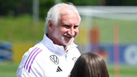 Rudi Völler ist nicht nur im Hintergrund aktiv, sondern auch auf dem Platz zu sehen, wie hier bei einer Trainingseinheit des DFB-Teams in der Vorbereitung auf die EM in Herzogenaurach.   