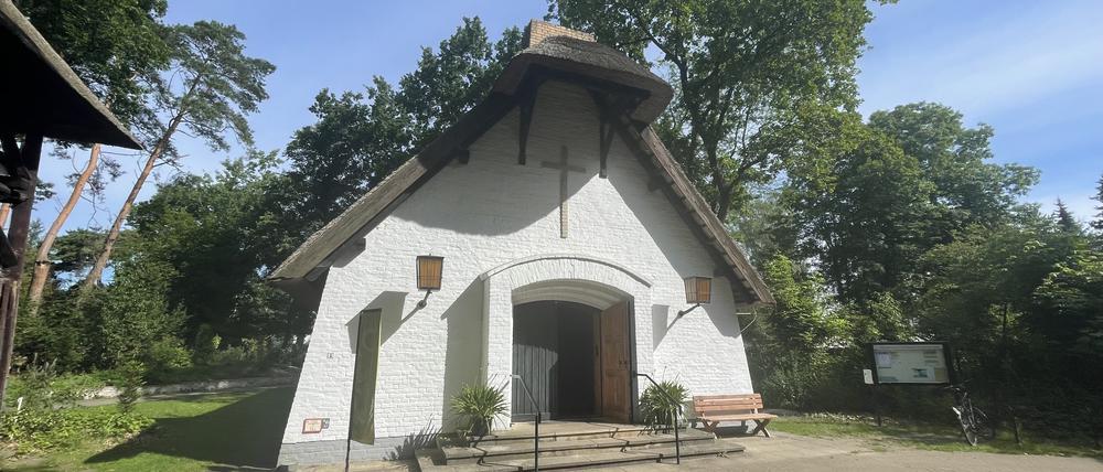 Die Schilfdachkapelle steht seit 70 Jahren in Berlin-Kladow. Jetzt kamen Kriminelle und brachen die Spendenkasse aus der Wand.
