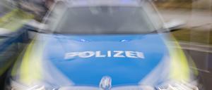 Ein Streifenwagen der Polizei mit eingeschaltetem Blaulicht.