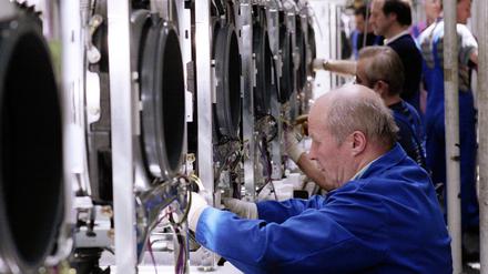 Arbeitsmarktexperten raten älteren Arbeitnehmern offen zu bleiben für die Zusammenarbeit mit Jüngeren, das Selbstbewusstsein nicht zu verlieren.